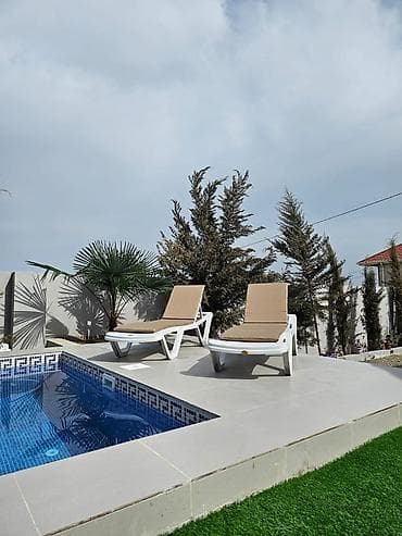 villa sekilleri: Kirayə üçün A‑frame (A-şəkilli) dizaynlı rahat bağ evi – özəl həyət və — 3