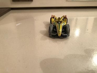 kinder joy stranger: Qızılı rəngli mini yarış maşını oyuncağı - Model: futuristik Formula — 5
