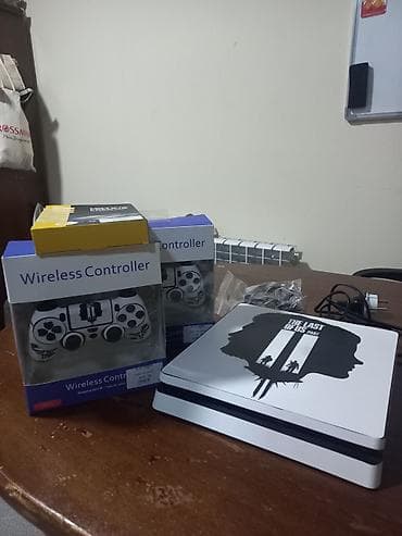 PlayStation 4 Slim (ağ rəng, “The Last of Us Part II” temalı üst panel