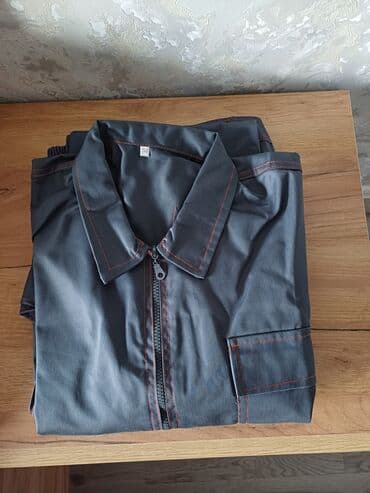 kişi ucun klassik qara kostyum: Boz rəngli işçi kombinezonu. Rahat işləmək üçün idealdır — 1