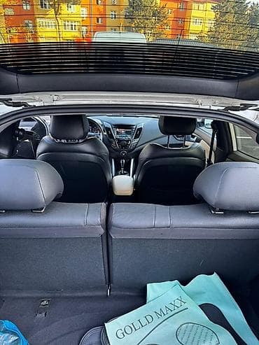 fara chanqan: Hyundai Veloster, ağ rəng, 3 qapılı kupe/gətbek kuzov. Azərbaycanda — 3