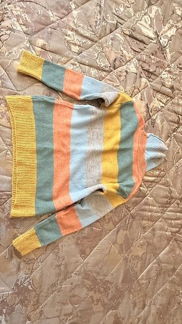 Rəngli zolaqlı sviter - Model: uzunqol, dairəvi yaxalı - Naxış: eninə