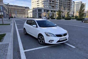 Kia Ceed: 1.4 l | 2010 il Hetçbek