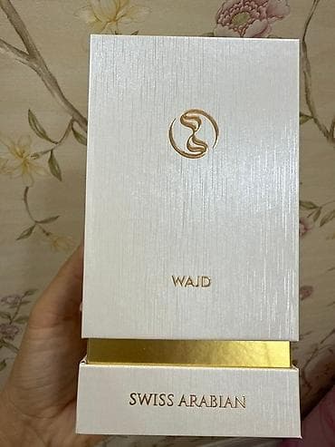 ideal parfum az: Şəffaf şüşə flakonda, qızılı rəngli maye ətir. Flakonun üzərində — 1