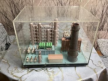 şeki: Sənaye zavodunun maketi – şüşə vitrin içində - Mövzu: Kimya/sənaye — 1