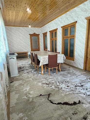 xalqlar dostluğu ev: Ağaclarla əhatə olunmuş həyəti və hasarı olan fərdi ev. Geniş yaşıllıq — 3