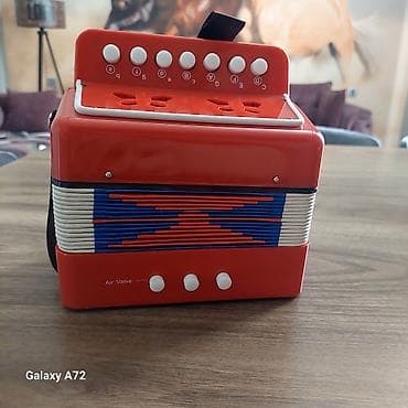 oyuncaq gitara: Məhsul: Uşaq üçün kiçik akkordeon Təsvir: - Rəng: qırmızı korpus — 1