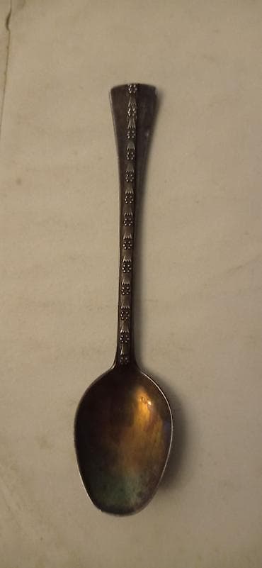 Qaşıqlar: Gümüş qaşıq – dekorativ naxışlı - Material: gümüş tonlu metal (sap — 1