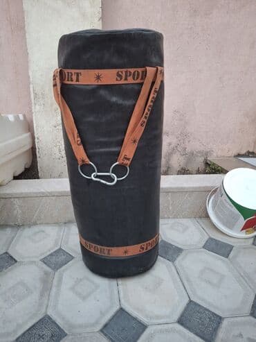 boks lapası: Qara rəngli zərbə torbası. Turuncu rəngli möhkəm kəmərləri üzərində — 1