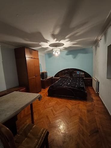 Kirayə otaqlar: 1 otaq 18 kv. mətbəx 7 kv, içində soyuducu, paltaryuyan maşın və — 2