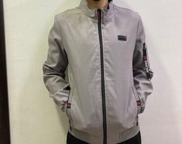 boz rəngli kişi gödəkçəsi: Kişi üçün boz rəngli yüngül qısa qollu olmayan jaket. Xüsusiyyətlər — 3