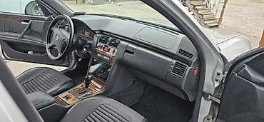 mercedes qazel: Mercedes-Benz E 320: 3.2 l | 2001 il Sedan — 5