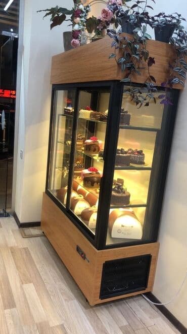 vitrin dükkan: Taxta detallarla bəzədilmiş, qara metal çərçivəli soyuducu vitrin — 1