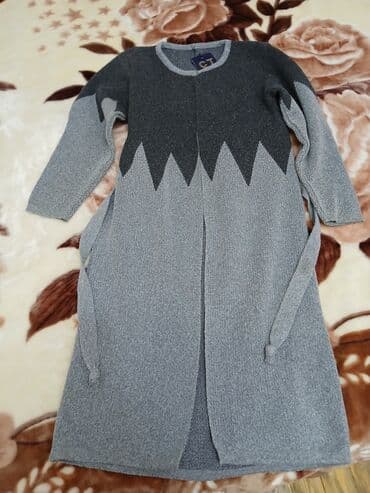 Ön hissəsi açıq, uzunqol, boz rəngli iki tonlu kardigan. Yüngül boz