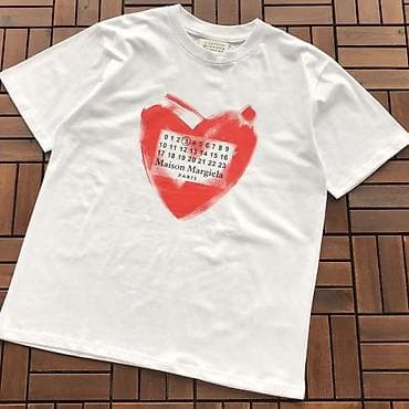 Maison Margiela qısaqol t‑shirt - Model: Ön hissədə qırmızı ürək — 1