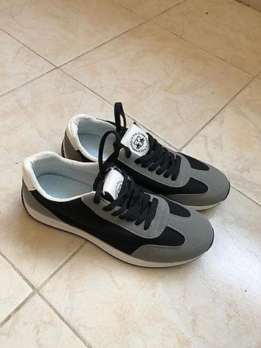 Unisex idman üslublu krossovkalar - Rəng: boz-qara, ağ detallarla -