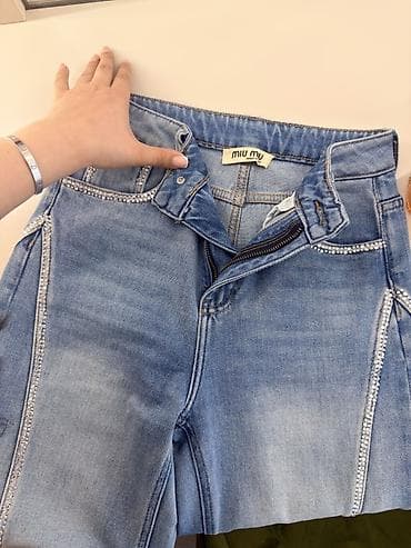 qadin desti: Miu Miu brendinin zərli detallarla bəzədilmiş mavi cins şalvarı - — 2