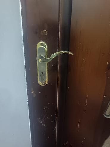 ev kapıları: Ev otaq qapıları 2 ədəddir, şəkildə göründüyü kimdir. Birinin şüşəsi — 7