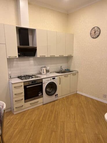 ag seher: Şəhərin mərkəzində, Səbayil rayonu, Neftçılər prospektində, Kukla — 3