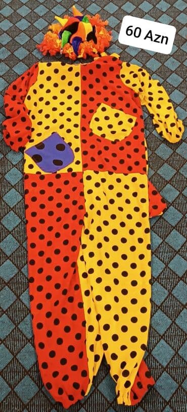 Dəstlər: Mavi rəngdə maskot kostyumu. Ağ rəngli böyük baş hissəsi və rəngli — 4