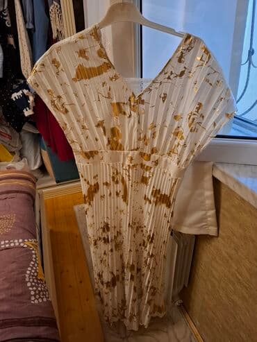 cicekli don: Ağ rəngdə, qara çiçək naxışlı, uzunqol qadın midi donu. Donun V — 7