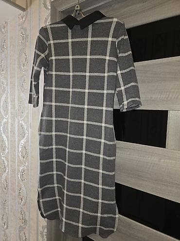 Qadın paltarı – boz rəngdə, iri dama-çıxışlı naxış. - Model: düz