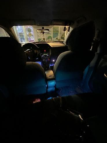 Boz rəngdə olan bu avtomobil rahat idarəetmə və funksionallıq təklif