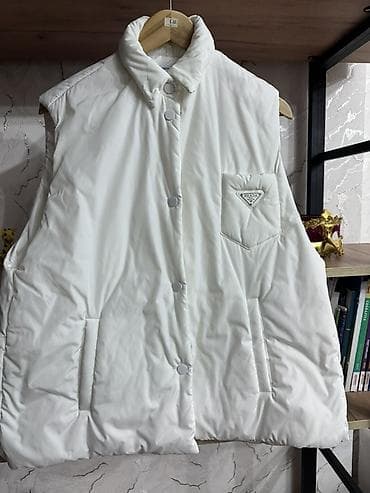 baş geyimi: Ağ prado qolsuz kurtka,
 Teze kimidi — 1