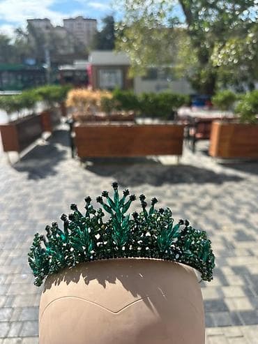 Yaşıl bəzəkli tac/diadem - Material: parlaq şüşə/kristal muncuqlar və lalafo.az -da Yaşıl bəzəkli tac/diadem - Material: parlaq şüşə/kristal muncuqlar və