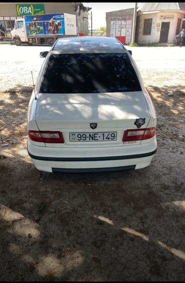 maşın adları: Ağ rəngli sedan – İran istehsalı Samand/Peugeot platformalı model — 3