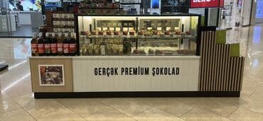 зеленый чай крем: Şirniyyat və içki çeşidlərinin sərgiləndiyi vitrin. Vitrində müxtəlif — 1