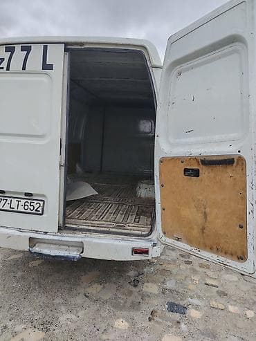 rustavi masin bazari: Qazel satılır. Bez kraskadır. İli 2005. Probeqi 200000 min. Mayor 2.4 — 9