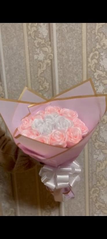 Zərif çəhrayı və ağ tonlarda hazırlanmış dekorativ gül buketi. -