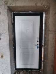 Giriş qapıları: Rusiya istehsalı, 3 petlə, səs keçirməyən seyf qapı. 350 AZN — 2