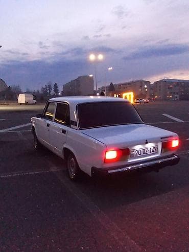 lada 011: VAZ 2107, sedan, ağ rəng. - 4 qapı, arxa ötürücülü klassik kuzov - — 5