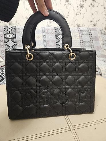 Dior üslubunda qara qadın əl çantası. elmler