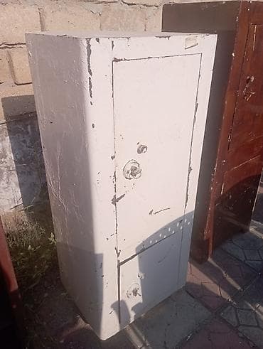 bos kasa: Müxtəlif ölçüdədəmir və qumlu (yanmayan ) seyflərseyf satılır.Real — 6