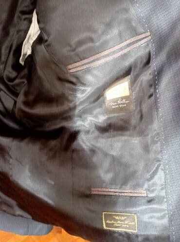 Yenidir cemi 3 defe geyinilib L razmer orta boylu adama . 54/56