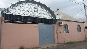 Mənzillər: Satış üçün həyət evi. Yerdən kürsili,geniş 3otaq və 1zal, əşyalarla — 1