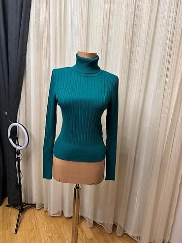 qadın jaketləri: Qadın sviteri – boğazlı, uzunqollu, dar siluet.Dilvin firmasi Razmer M — 1