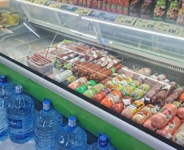 soliton soyuducular: Soyuducu vitrin daxilində yerləşdirilmiş müxtəlif növ kolbasa — 1