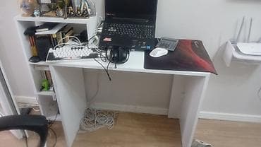 Ağ rəngli sadə iş masası - Minimalist dizayn, düz səthli üst panel -