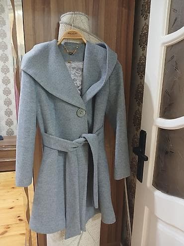 Zərif dizaynlı qadın paltosu – açıq boz rəngdə, qış-payız üçün ideal