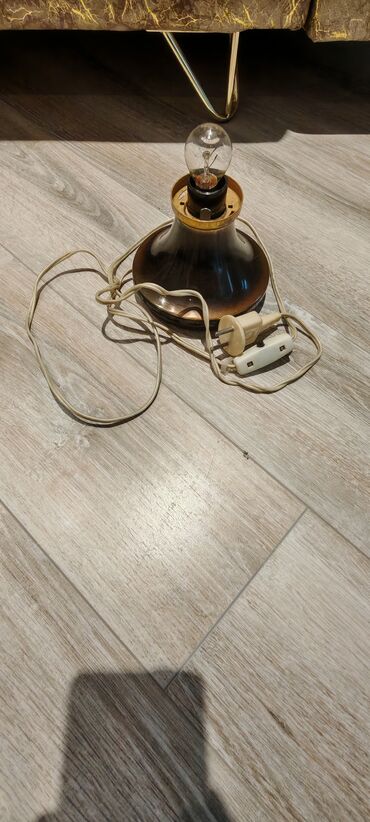 gecə lampası: Qəhvəyi rəngdə, balaca masaüstü lampa. Kompakt dizaynı ilə istənilən — 1