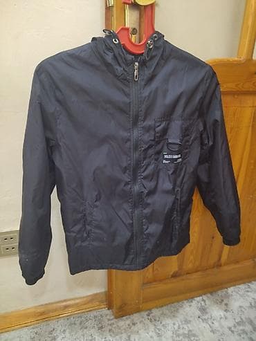 black squad kurtka: Qara rəngli yüngül küləkkeçirməz kapüşonlu jaket - Brend yazısı — 1