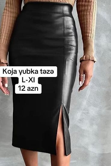 Koja yubka – qara rəng, dizaltı uzunluqda, dar siluetli. Yan hissədə