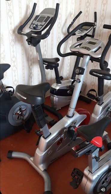 kokelmek üçün protein: Proteus markalı bir neçə stasionar velosiped. Üzərində idman — 1