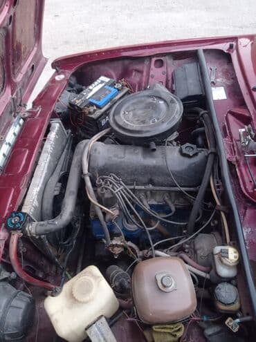 ваза напольная стеклянная высокая без узора: VAZ 2107 sedan Xüsusiyyətlər: - Kuzov: 4 qapılı sedan, tünd qırmızı — 5