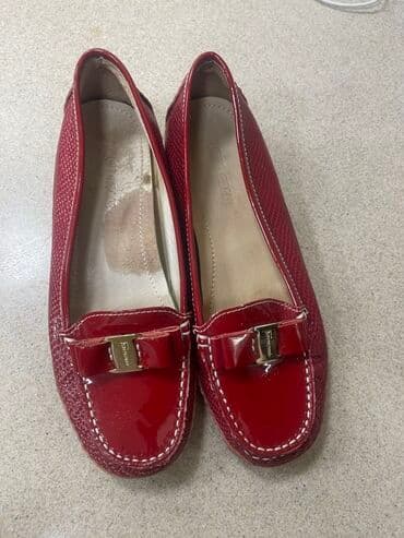 Qırmızı qadın mokasinləri - Brend detalı: ön hissədə qızılı metaldan