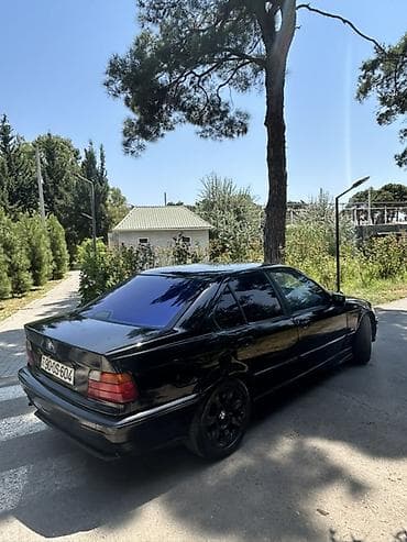 авто фольксваген: BMW 3 Seriyası E36 sedan, qara rəng. - Kuzov: 4 qapılı sedan, qara — 3
